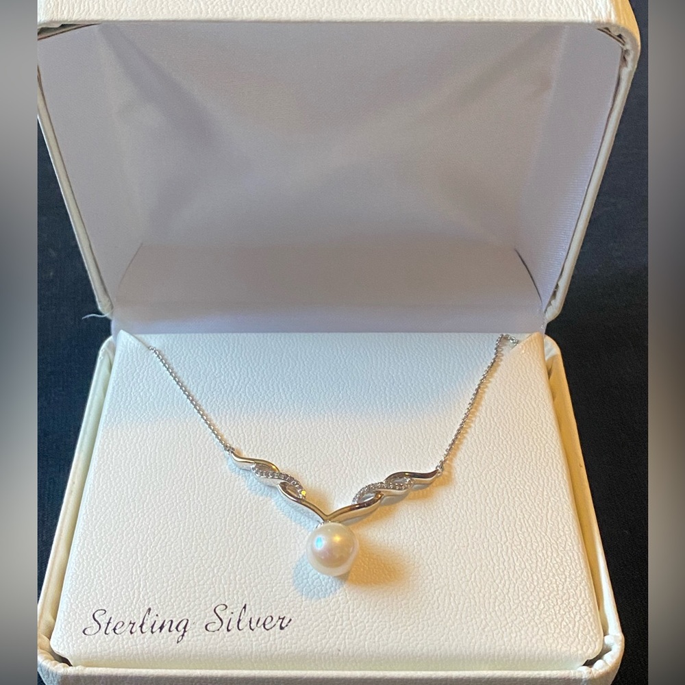 Elegant Pearl Necklace in Sterling Silver